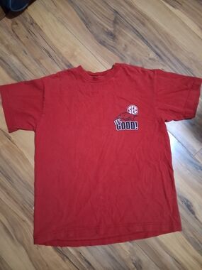 Red Short-Sleeve Graphic Tee - SEC Arkansas Razerbacks. Size extra small
